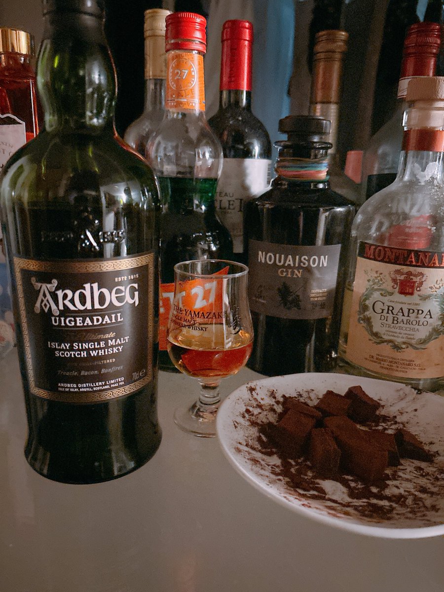 Baku_juniper's tweet photo. アードベック ウーガダール
バーボン樽熟成の原酒にシェリー樽熟成の原酒がブレンドされることにより、通常のアードベック10年よりも甘味を強く感じますが、カスクストレングスなので弱い人は注意。加水した方が個人的に飲みやすくて好み。
自家製生チョコ(山崎蒸留所限定入り)とよく合うな。 https://t.co/zJZhYlw5DJ