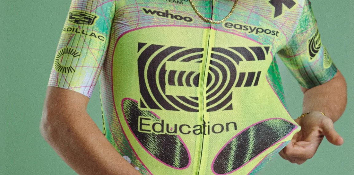 WielerFlits's tweet image. ‘Ride in Peace’: EF Education-EasyPost koerst in het groen tijdens Giro d’Italia 2026

wielerflits.nl/nieuws/giro-20…

🇺🇸🇮🇹 #wielrennen #koers #cycling #Giro2026