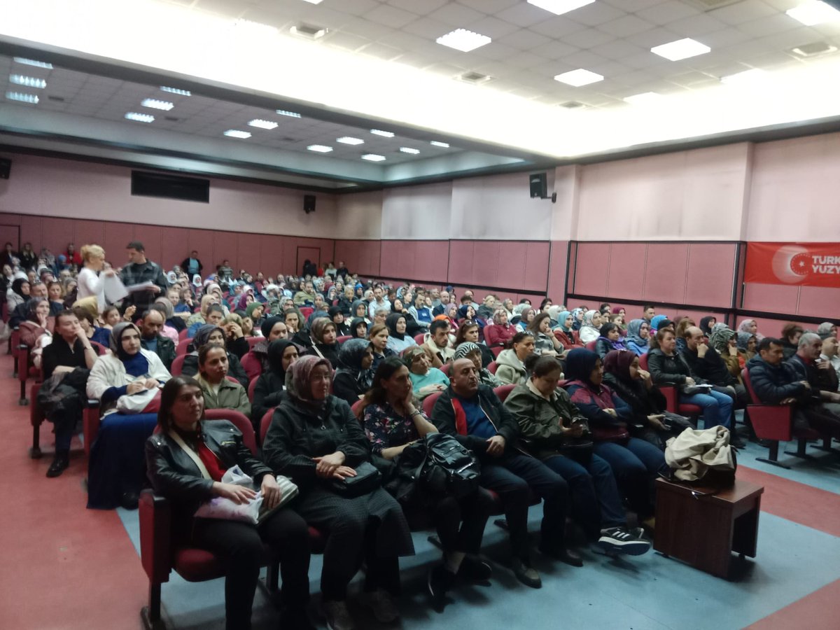 ankaratarim's tweet photo. Okullarımızda Gıda Güvenliği Önceliğimiz! 🛡️

Okul kantin ve yemekhanelerinde görevli personele "Hijyen ve Gıda Güvenilirliği" eğitimi verdik. Çocuklarımızın sağlığı için denetim ve eğitim çalışmalarımıza kararlılıkla devam ediyoruz. 🍎

#GıdaGüvenliği #GıdaDenetimi https://t.co/n8NNIDaOuQ