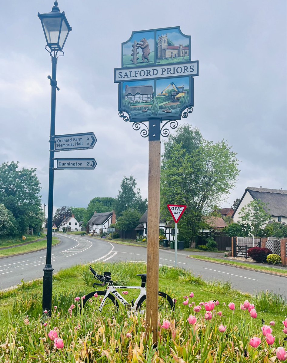 helengoth's tweet image. Back out on the bike today but this time for some time trial training! 
#Cycling #Warwickshire 🚴‍♀️🌹🌷🌷
