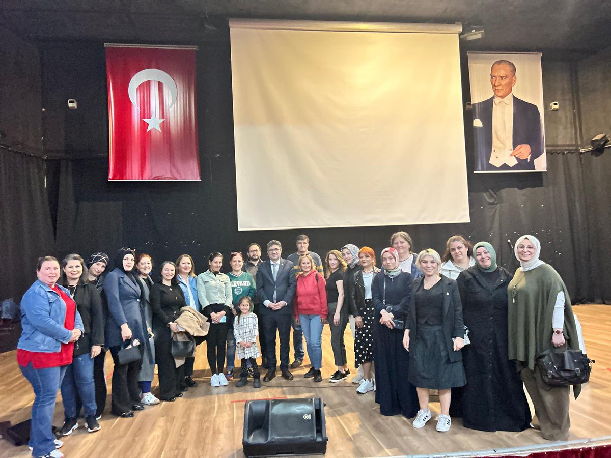 ilce_mem's tweet photo. Karabağlar İlçe Milli Eğitim Müdürü Aydın Yüzbaşıoğlu, ilçemizdeki okulların okul aile birliği başkan ve başkan yardımcılarıyla Karabağlar Halk Eğitim Merkezi’nde bir araya geldi. @yahsiomer https://t.co/Tmr7uMXbjr