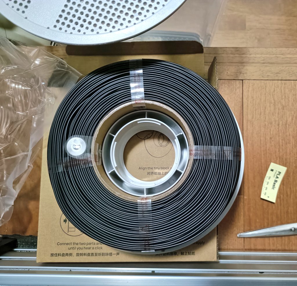 kamezo771's tweet image. 刷り修行だいぶこなしてPLAの黒がなくなったので
試しにエコで安い詰め替え用を買ってみました🧑‍🔧
タグやシールも付いていて詰め替えも簡単でした✨
もうすぐなくなる？みたいな噂もあるので
幾つか買って置こうかな🤔💦
#3DP #A1