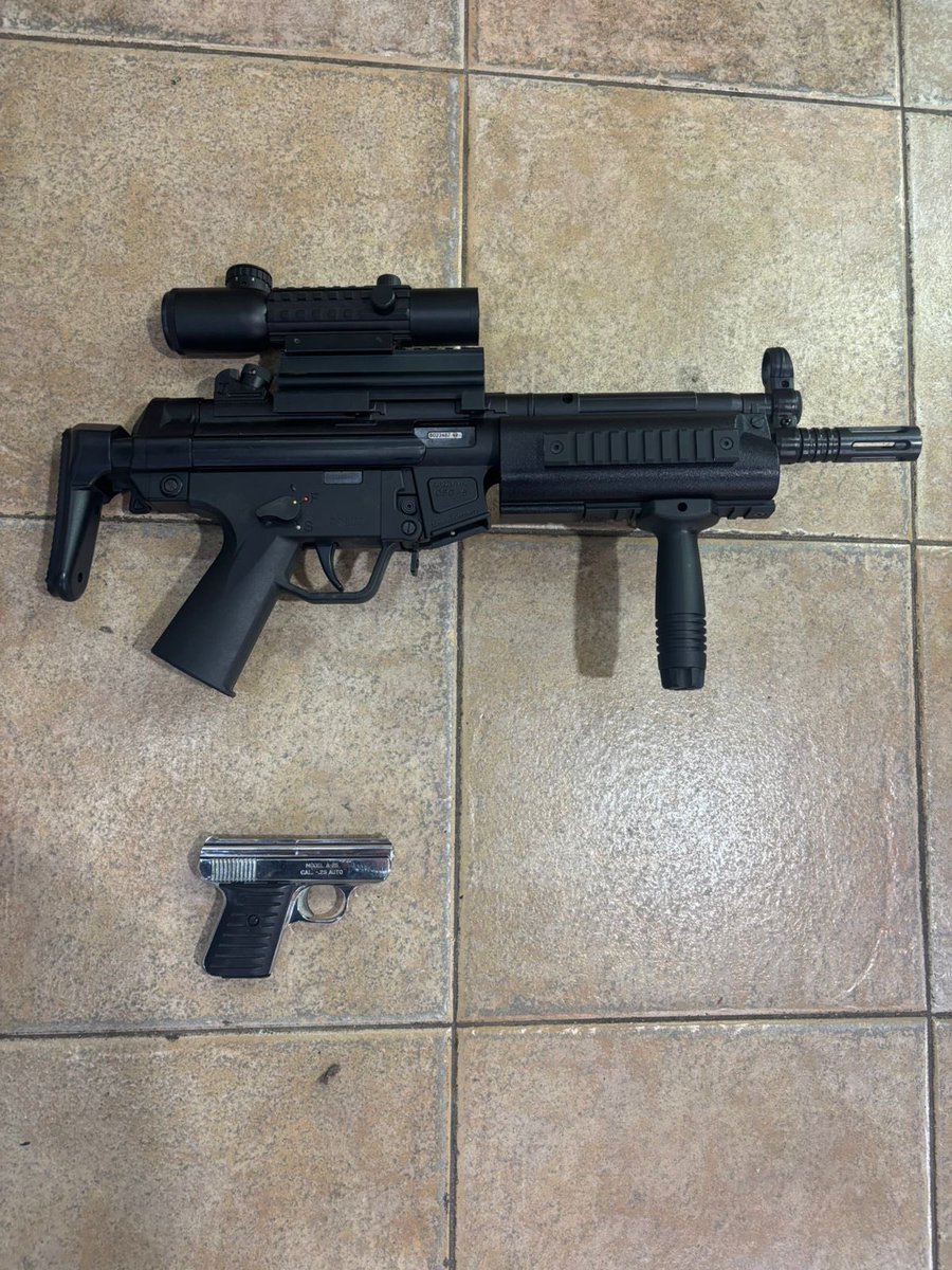 24conurbano's tweet image. #Argentina FUSILES, ESCOPETAS, AMETRALLADORAS Y 55 PISTOLAS: USABAN A PERSONAS DE BAJOS RECURSOS PARA COMPRAR ARMAS EN EL MERCADO LEGAL, LAS TRAFICABAN A PAÍSES LIMÍTROFES Y HUBO 35 DETENIDOS 

La Policía Federal secuestró un arsenal tras 140 allanamientos simultáneos en todo el