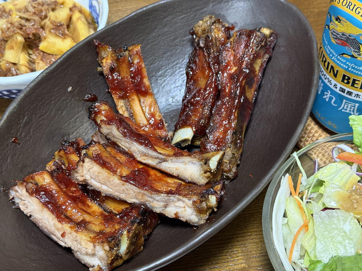 iharadaisuke's tweet photo. 連休中はバーベキューの真似事を。
ミートガイで通販したベイビーバックリブと、近所のス���パーのスペアリブの食べ比べ。

正直、どっちも美味いのだ。
焼いた肉はだいたい美味い。

でも肉屋で見ない部位���塊肉の調理は高まる。
なんだこの鍋。 https://t.co/PRWYiR5ToE