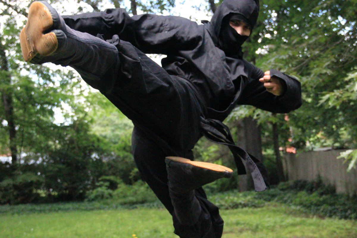 MexiNinjaBoi's tweet photo. Me, at 24, Throwing my most Favored kick in ALL Martial Arts; Flying Roundhouse Kick (Pic 3 of 8) #ninja #Martialarts #kungfu #tabi #tabiboots #blackninja #kick #Flyingkick #Flyingroundhousekick #kicks #mexicano https://t.co/lo1QHJ543i