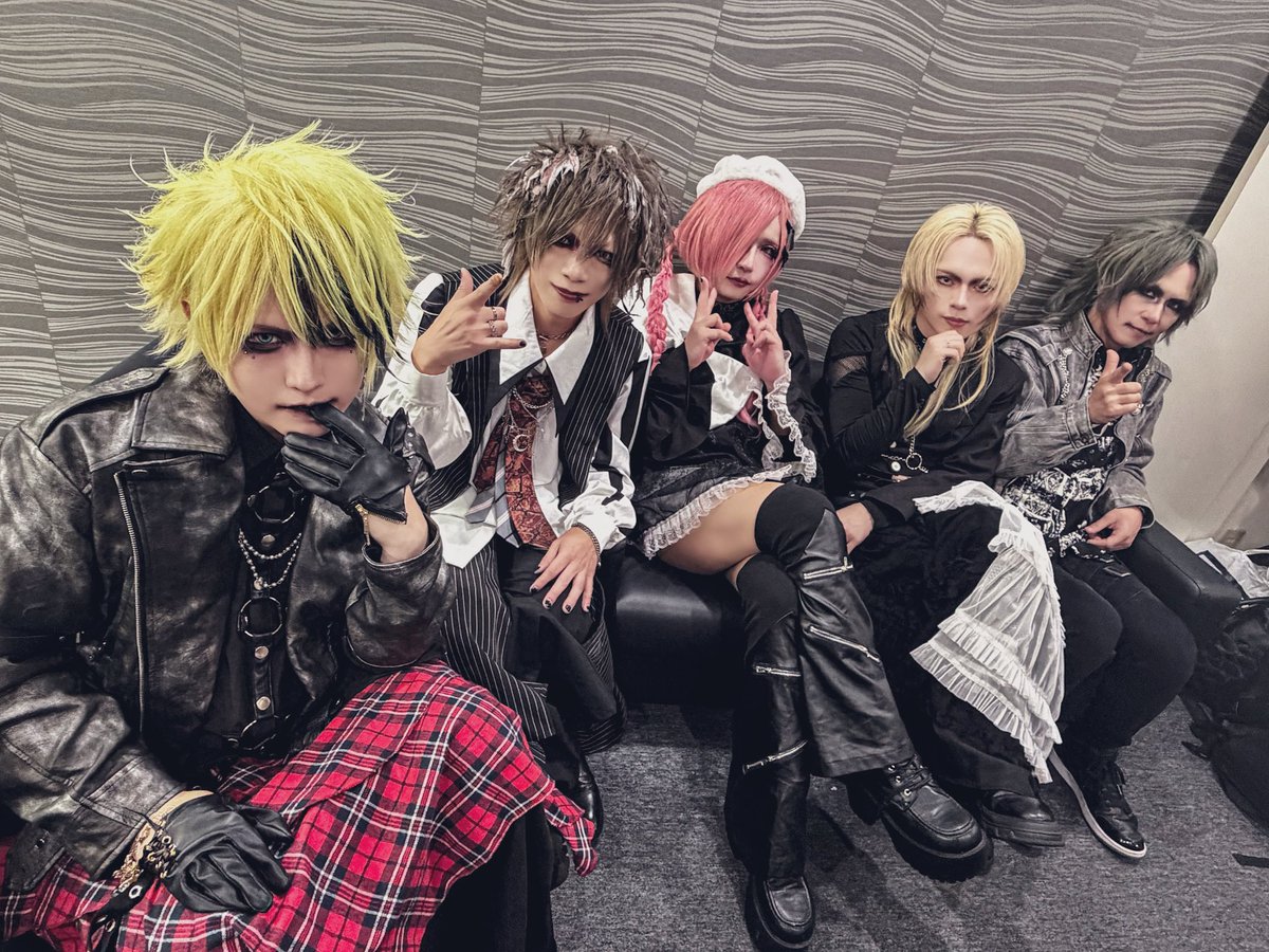 蛾と蝶 official tweet media