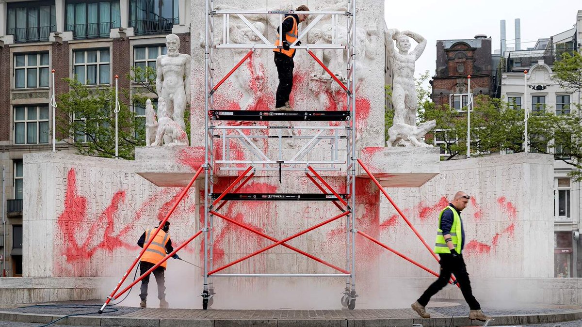 WMPost's tweet image. Just hours before #Rememberance and #Memorialday in #Amsterdam, the Netherlands!
Vandals assumed to be UltraLeft/Palestinian Neo-Nazi's, who already vandalized the Dam Palace also earlier this year!