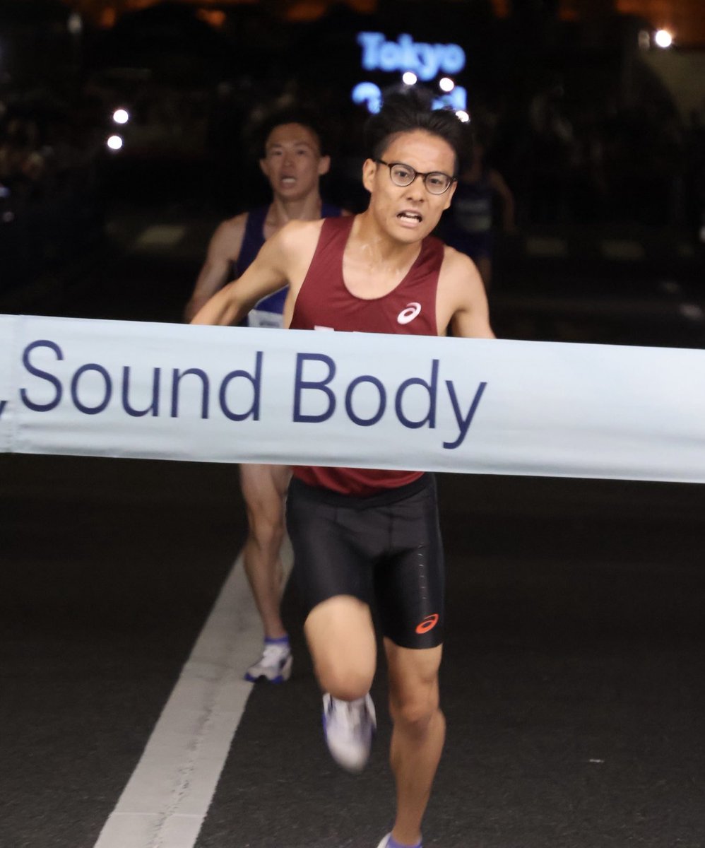 aokitknr's tweet photo. Asics東京スピードレース(明治神宮外苑)男子5kmはラストの競り合いを制した工藤慎作選手（早稲田大）が13分31秒で優勝🥇
「ロードでのスピードを目的に出た。来年のMGCまでに一本はマラソンに出ようと思うが、今の時期だからこそできる強化。21歳だからこそできる全体的な強化をしていきたい」 https://t.co/8Gvxr2l1FP