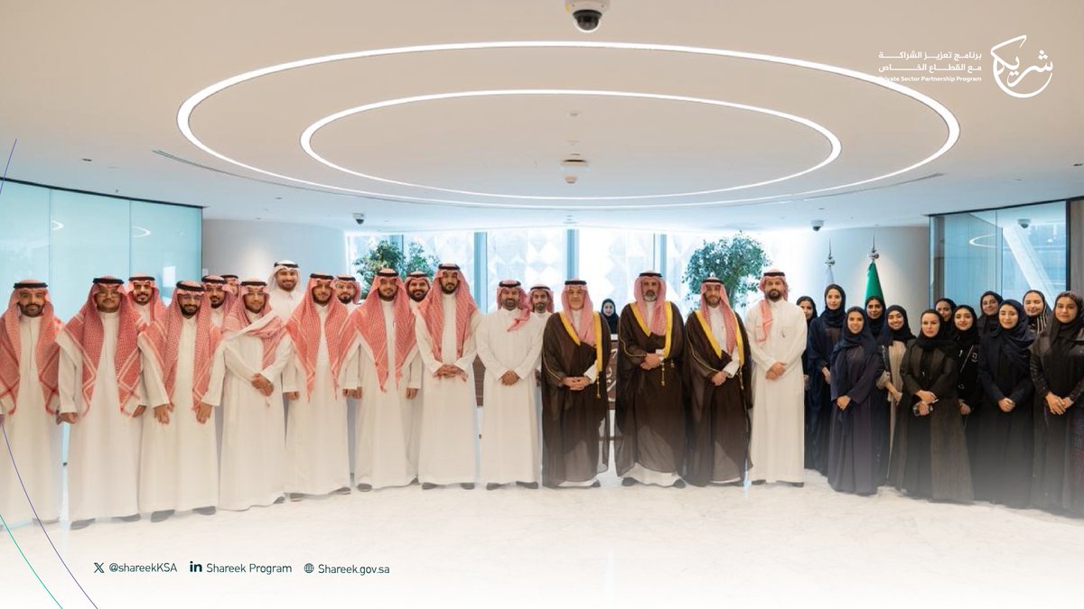 ShareekSA's tweet photo. استقبل مركز برنامج شريك معالي وزير الاستثمار والمشرف العام على المركز، الأستاذ فهد السيف، واطّلع على سير الأعمال.
 
وأشاد معاليه بدور المركز في تمكين استثمارات الشركات الكبرى، تحقيقاً لمستهدفات المركز نحو اقتصاد وطني مستدام. https://t.co/X7PGNUGUT6