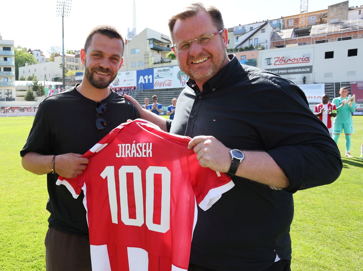 fkvz1903's tweet photo. V neděli jsme před výkopem poděkovali dvěma novým stovkařům. 💯 mistrovských zápasů v dresu Viktorky mají na kontě Milan JIRÁSEK a Michael HÖNIG! Gratulujeme, děkujeme za věrné služby, a ať utkání ještě dlouho přibývají! 🤍❤️

#Jiras #Henoš https://t.co/b7HDae2sxh