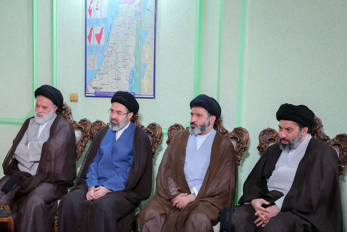 ولی خوشگل‌ترینشون رهبر خودمونه :))