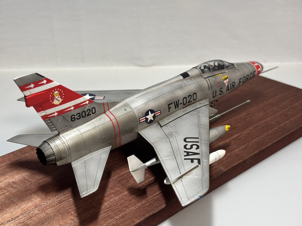 yousteed's tweet photo. 1/72 タミレリ F-100Dスーパーセイバー　完成です✈️
古いキットですがモールドは当時としてはしっかりしていて綺麗です✨
さてコレで昨年のブードゥーに引き続きセンチュリーシリーズ2機目！
総揃いまであと何年かかるかな笑😆
てなわけでスーパーセイバーかっこいいです❤️ https://t.co/H9PkhctXoK