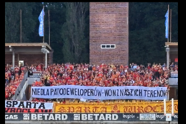 PilnyM's tweet photo. Kibice Sparty Wrocław mają swoją opinię na temat budowy mikroapartamentów tuż pod stadionem żużlowym, na miejscu dawnych basenów wrocławskiego komplesku olimpijskiego.
#patodeweloperka https://t.co/gLQYsVpQas