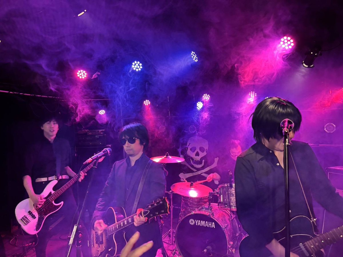 Leonardnunchaku's tweet photo. 一夜明けまして、90's ROCK FES Day1 トリを務めさせて頂きました。
主催のマサキ君、対バンの皆さん、音楽食瞠スタッフの皆さん、そしてご来場頂いた皆さんに感謝申し上げます。TLNBの中で1番と言っても良い位のライブが出来たとメンバー全員思ってます😊
ありがとうございました😊 https://t.co/fBnSPlMVGH