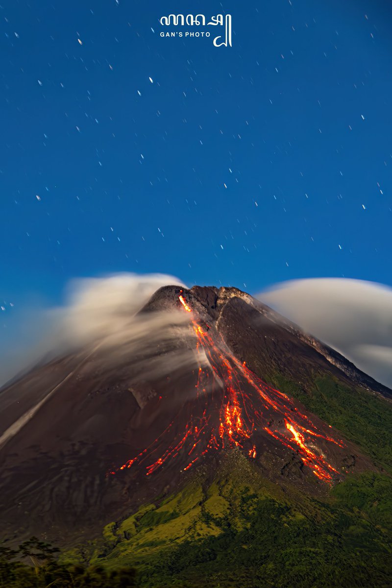 Keindahan dalam balutan kengerian
Guguran Lava Merapi merap
Btw udah lama ga share foto ke mas zaki <a href="/zakiberkata/">Georitmus 🇮🇩</a>