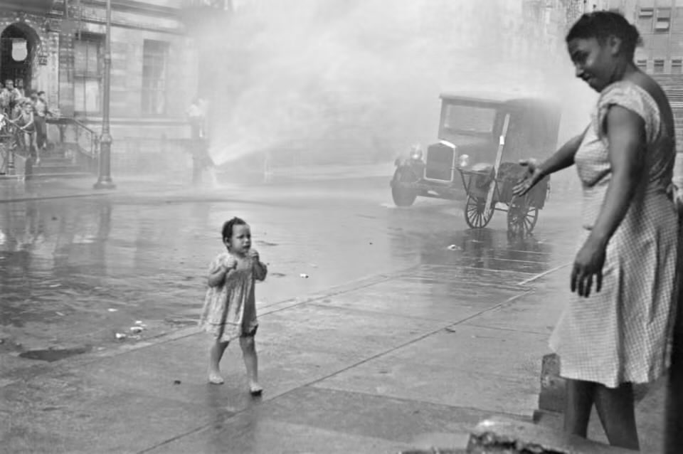 stjohnsphoto's tweet image. Helen Levitt #photography 
New York, c1940.