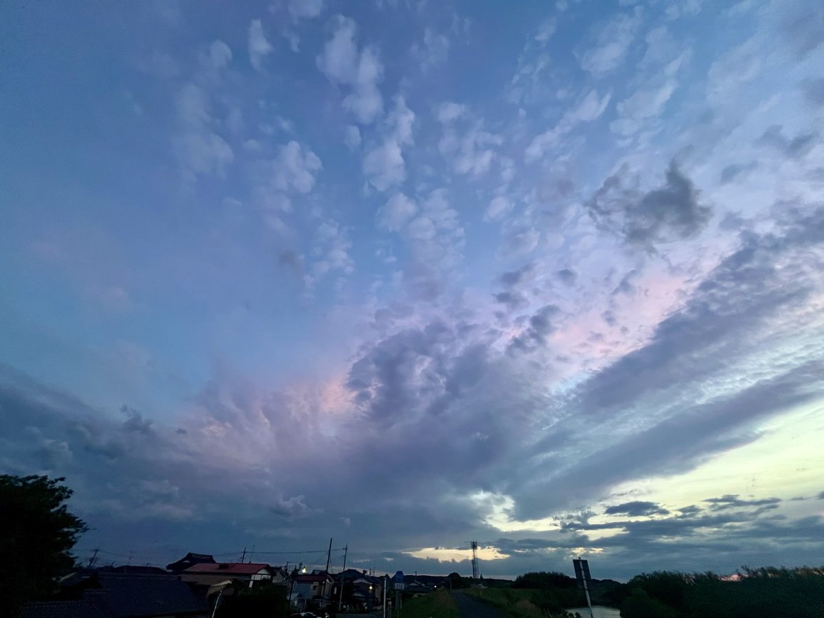 18:40 #ゆうそら 赤く焼けたその後、 高積雲の上の雲が桃色に💓 なんて