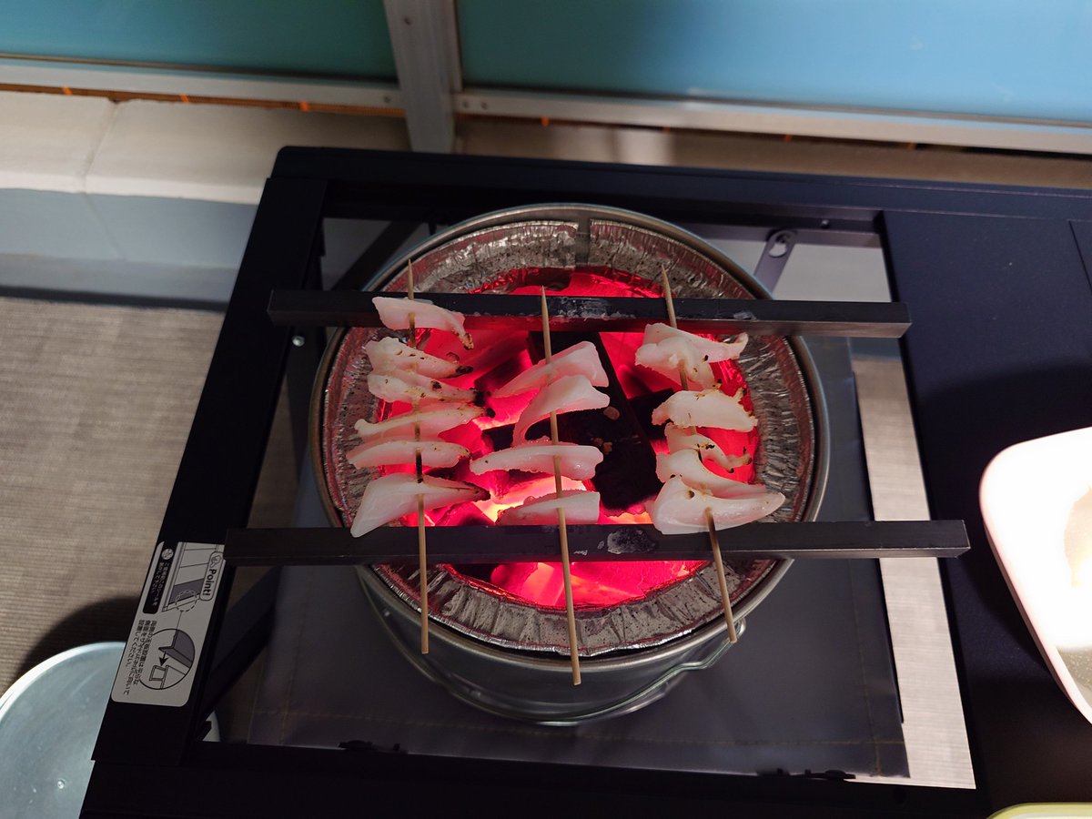 altron_ddon's tweet photo. 最近、ビクビクしながら家で七輪使って炭火焼き楽しんでる🤤最初はベランダでやってたけど、煙にビビってホルモンちょっと焼いて店じまい。ウマウマ😋 https://t.co/s1PObS51AY