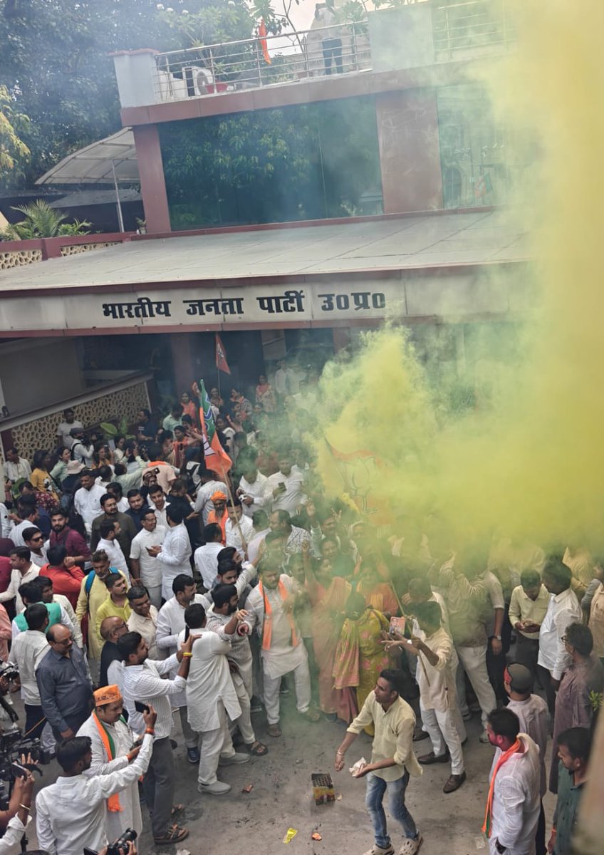 BJP4UP's tweet photo. पश्चिम बंगाल, असम और पुडुचेरी में भाजपा की प्रचंड जीत पर उप मुख्यमंत्री द्वय श्री @kpmaurya1 व श्री @brajeshpathakup एवं प्रदेश महामंत्री (संगठन) श्री @idharampalsingh ने प्रदेश मुख्यालय, लखनऊ में पदाधिकारियों एवं कार्यकर्ताओं के साथ विजयश्री का उत्सव मनाया। 

#BJPSweepsBengal https://t.co/tEH3kakToD