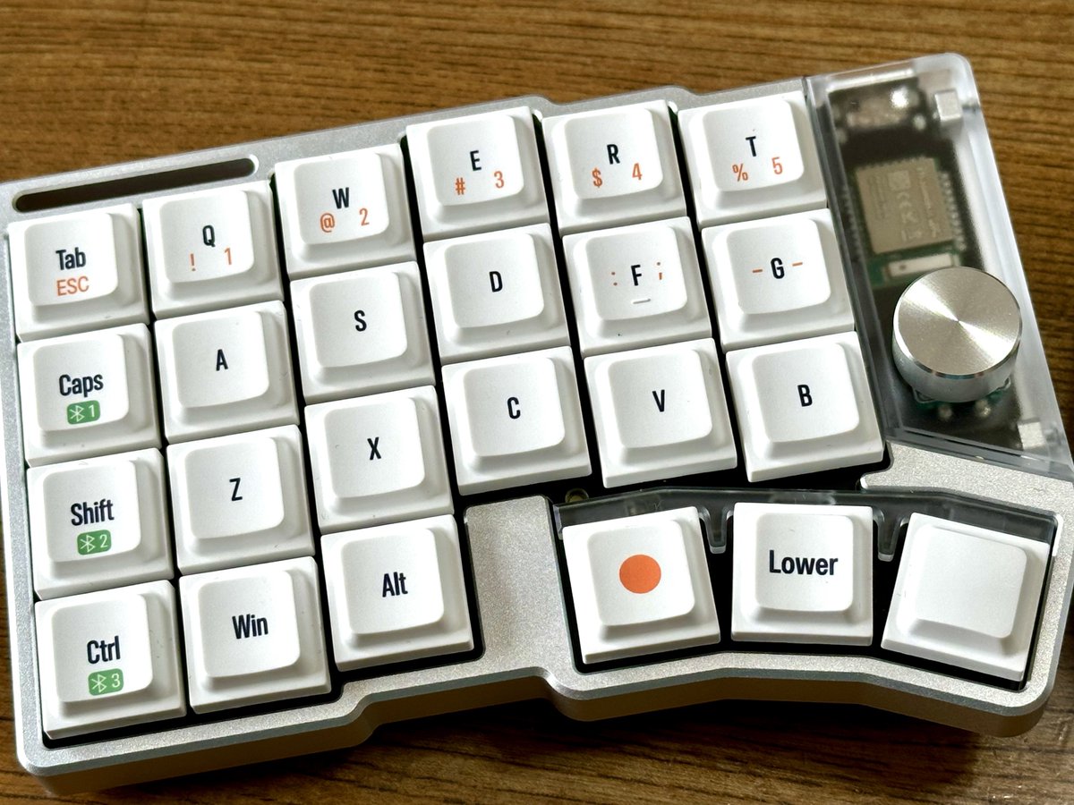 tsaito's tweet photo. 分割キーボードを買ってみたんですが、Nの位置が慣れんですね〜
#cornix https://t.co/PzL9KxEZkW