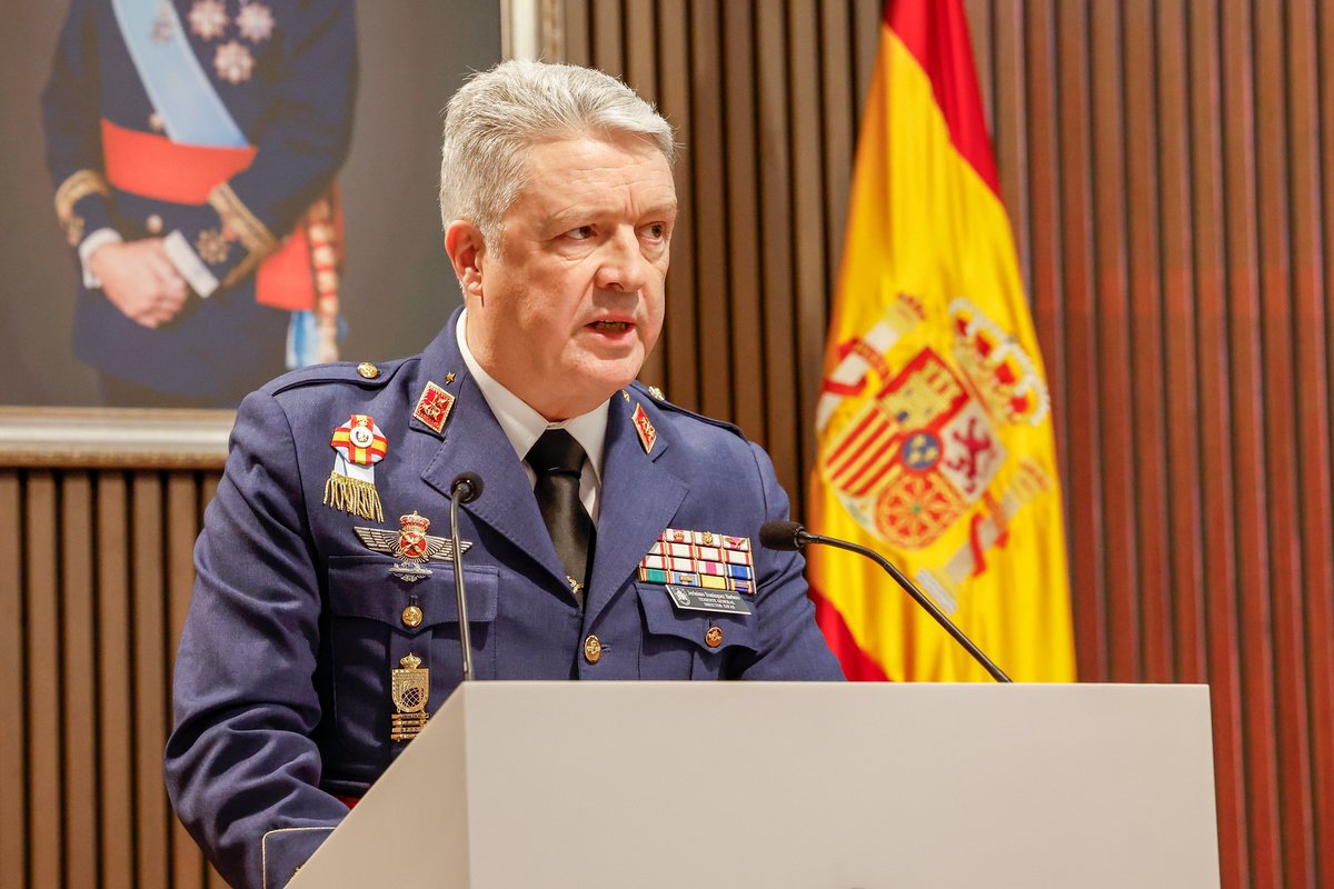 Defensagob's tweet photo. El teniente general Jerónimo Domínguez toma posesión como director de la Escuela Superior de las Fuerzas Armadas #ESFAS.
La ministra de Defensa ha clausurado el acto destacando las capacidades de nuestras Fuerzas Armadas y la formación continua. https://t.co/9u10raLXpU