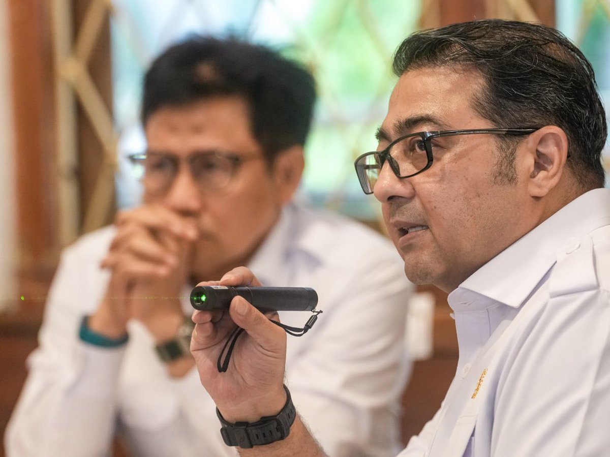 Rapat Hari ini kita buat  di tempat dimana ide ide kreatif bisa mengalir <a href="/mblocspace/">M Bloc Space</a> 

Bareng Pak  Menteri UMKM  dan Pak Menteri Ekraf <a href="/teukuriefky_1/">Teuku Riefky Harsya</a>  siang hingga sore ini kami bikin rapat bersama di M Bloc.

 Kami kembali membahas  arahan Presiden <a href="/prabowo/">Prabowo Subianto</a> dalam Inpres 8/2025: