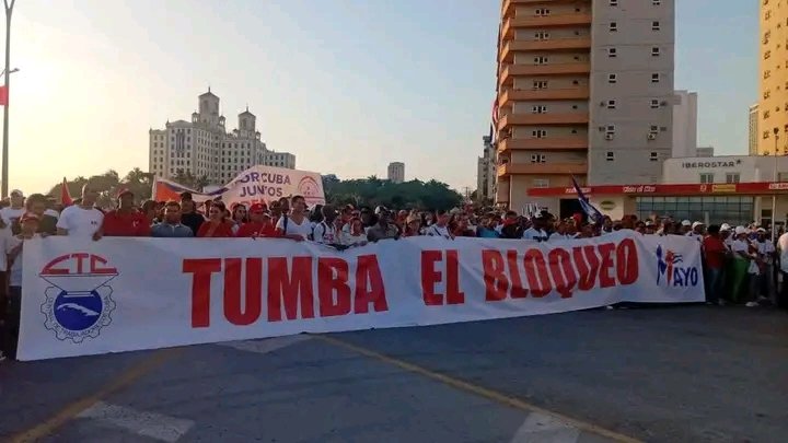 Cuba no se rinde ante las sanciones, porque ellas son el rostro visible del fracaso del gobierno de los EE.UU. Su objetivo continúa siendo tratar de doblegar a un pueblo, que prefiere resistir antes que rendirse. #TumbaElBloqueo  <a href="/CubaMined/">MINED</a>
<a href="/dpestgo/">DGE Santiago de Cuba</a> <a href="/FrenteDme/">Dirección General de Educación Tercer Frente</a>