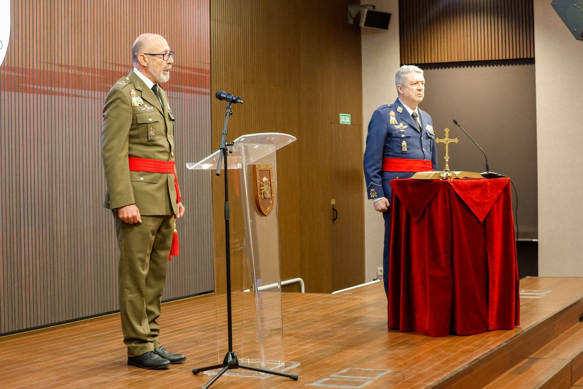 Defensagob's tweet photo. El teniente general Jerónimo Domínguez toma posesión como director de la Escuela Superior de las Fuerzas Armadas #ESFAS.
La ministra de Defensa ha clausurado el acto destacando las capacidades de nuestras Fuerzas Armadas y la formación continua. https://t.co/9u10raLXpU
