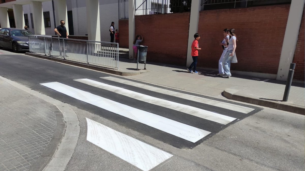 AjSantBoi's tweet image. Després de les intervencions a l’av. Onze de Setembre i al c. Eusebi Güell, el  #PlaIntegralAsfaltat  ha continuat en marxa a Sant Boi amb les primeres de les 27 millores puntuals del paviment.
👉 santboi.cat/asfalt #avís #santboi