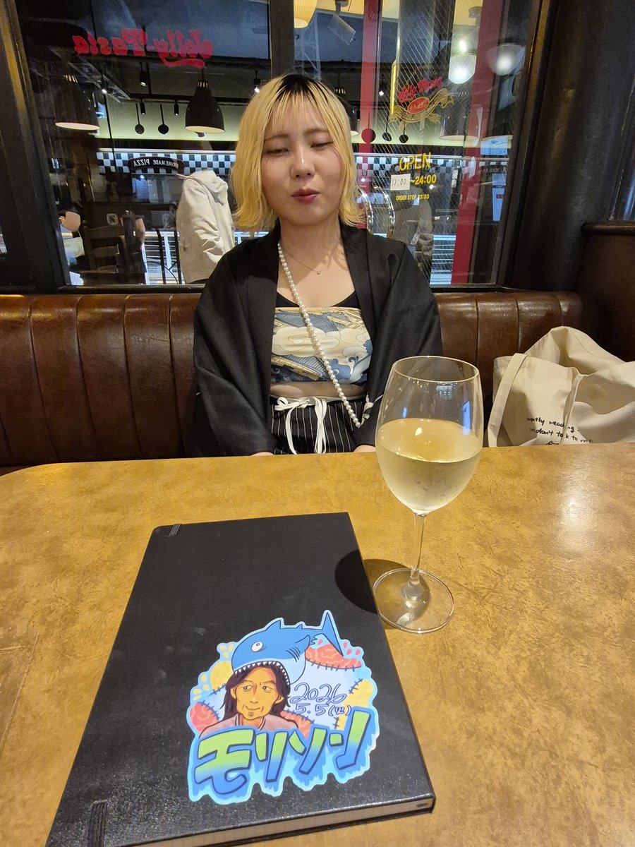 恒例のモリソンお誕生日企画！今年はらっこちゃんにちょっと男前すぎるモリソン描いてもらいました！大きなステッカー🦈クールに頭喰われてますw
1枚110円！欲しい人は手ぇ挙げて！！
 #モリソンブロック済
 #モリソン誕生日
 #サメステッカー