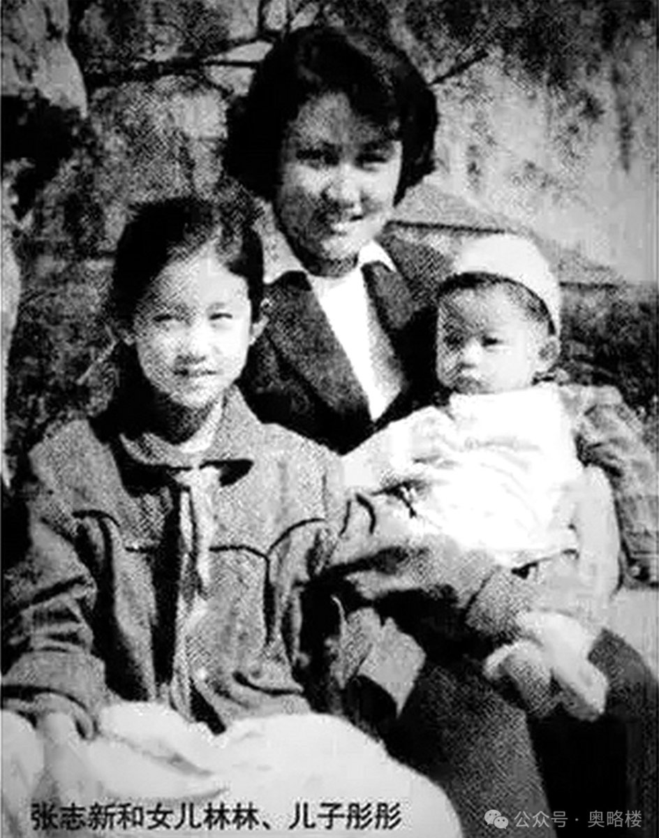 wangdal15629362's tweet photo. 1975年一位名叫张志新的女性因坚持真理在辽宁惨遭杀害，（那天我偷偷听到为了她行刑时怕她喊口号，先割了她的喉管用一根绳子捆住脖子，怕人看见用一条兰色的围巾围起来在卡車上游街示众，那个红色年代围巾是用兰钢笔水染的）她的离去留下了一个巨大的时代伤口，同时也留下了两个年幼的孩子。

���十年过去了，当人们的目光再次投向这两个名叫曾林林和曾彤彤的孩子时，却发现他们早已定居大洋彼岸的明尼苏达州，过着几乎与世隔绝的生活。每年的清明节，曾林林都会托人给母亲的墓前献上一束白菊，卡��上从不署名，只写着简单的七个字：“妈，我们很好。”这无声的祭奠，远比任何豪言壮语都来得深沉与真挚。