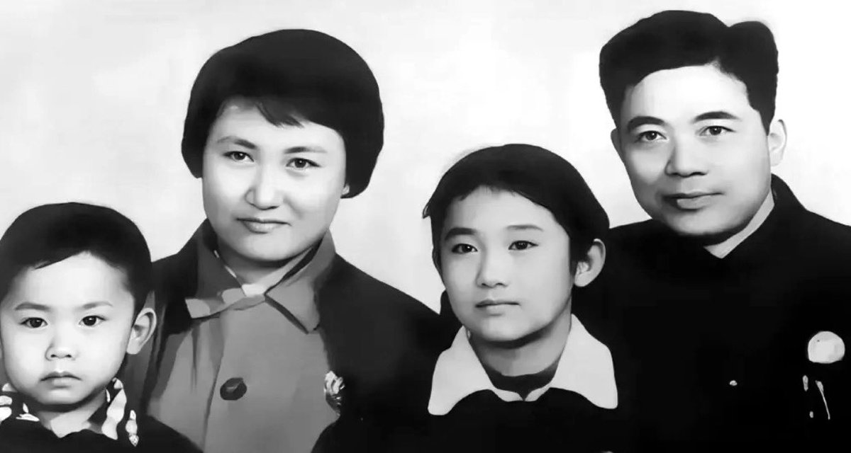 wangdal15629362's tweet photo. 1975年一位名叫张志新的女性因坚持真理在辽宁惨遭杀害，（那天我偷偷听到为了她行刑时怕她喊口号，先割了她的喉管用一根绳子捆住脖子，怕人看见用一条兰色的围巾围起来在卡車上游街示众，那个红色年代围巾是用兰钢笔水染的）她的离去留下了一个巨大的时代伤口，同时也留下了两个年幼的孩子。

���十年过去了，当人们的目光再次投向这两个名叫曾林林和曾彤彤的孩子时，却发现他们早已定居大洋彼岸的明尼苏达州，过着几乎与世隔绝的生活。每年的清明节，曾林林都会托人给母亲的墓前献上一束白菊，卡��上从不署名，只写着简单的七个字：“妈，我们很好。”这无声的祭奠，远比任何豪言壮语都来得深沉与真挚。