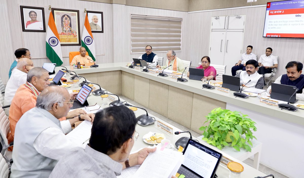 CMOfficeUP's tweet photo. मुख्यमंत्री @myogiadityanath जी ने आज लखनऊ स्थित अपने सरकारी आवास पर कैबिनेट बैठक की अध्यक्षता की।

बैठक में प्रदेश के सर्वांगीण विकास एवं जनकल्याण से जुड़े कई महत्वपूर्ण निर्णय लिए गए। ये निर्णय 'आत्मनिर्भर एवं विकसित उत्तर प्रदेश' के संकल्प को नई गति और मजबूती प्रदान करेंगे। https://t.co/QlevE674yu