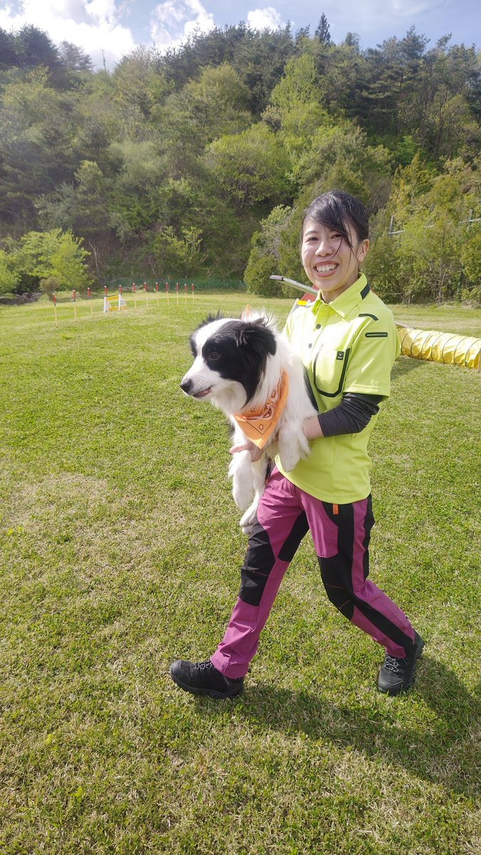 f6tAh2kyACYB94B's tweet photo. 久しぶりにお会いしたメリーちゃん!めっちゃかわいい😊💨
と、いうか、お姉さんを蹴っての回転がめっちゃかっこよかった😳👍💨
ルーズもできるらしい!ボーダーコリーすげぇなぁ。グラムがしたら…(笑)?
#東北サファリパーク
#DogRun
#ボーダーコリー
#メリーちゃん
#くるみお姉さん https://t.co/pVZ6uDzal2