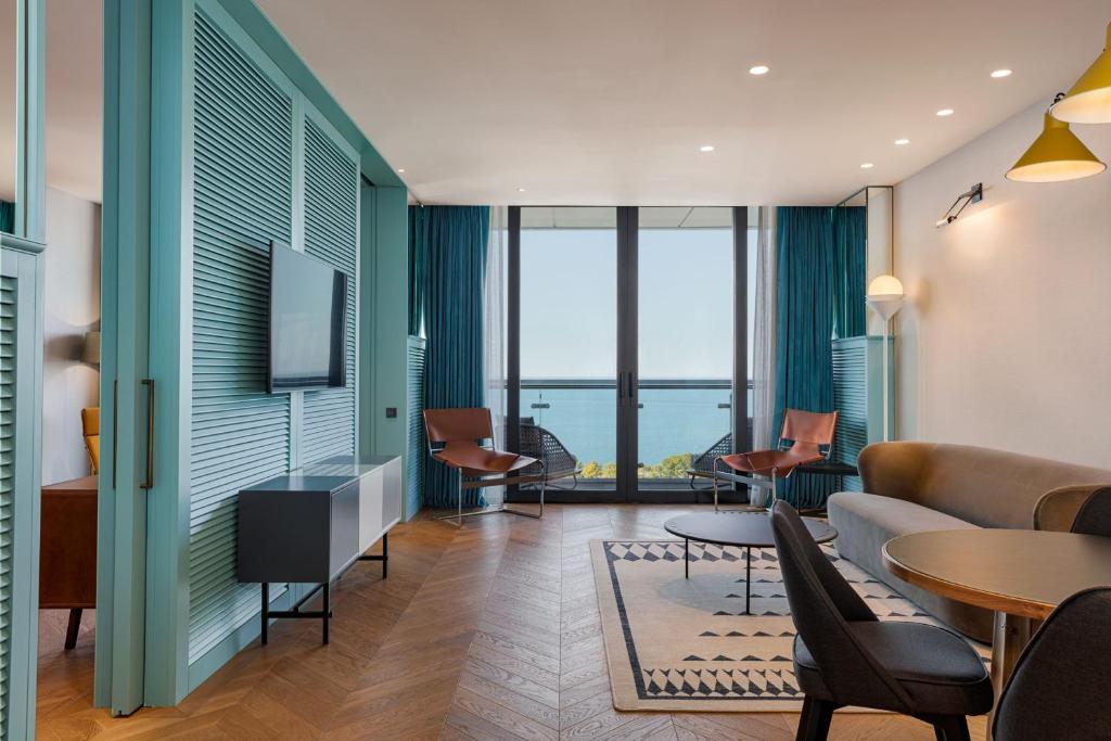 gtravel001's tweet image. #فندق_اليوم
Le Méridien Batumi: تحب فن الطهي؟ المطعم عندهم يجمع وصفات متوسطية وجورجية، تذوّق مختلف بس أطيب مزيج 🍽️🧀. #Foodie #Fusion

📞 📞 WhatsApp: wa.me/995555553007