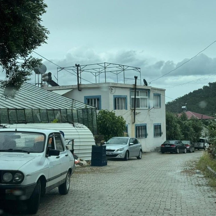 bpthaber's tweet image. Mersin’de mide bulantısı ve kusma şikayetiyle hastaneye kaldırılan aileden 4 ve 7 yaşındaki iki çocuk hayatını kaybetti.