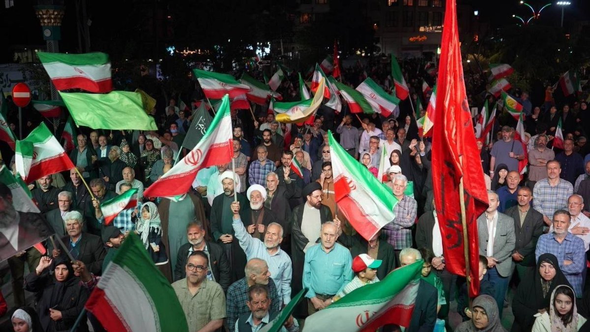 امسال روز معلم چقدر دلگیر ولی با شکوه بود دلگیر برای اینکه معلم انقلاب ایران رهبر عزیزمون در میانمان نیست باشکوه بود چون مراسم تجلیل از معلم برای اولین بار تو میدان با حضور پرشکوه مردم برگزار شد 
#سپاس_معلم