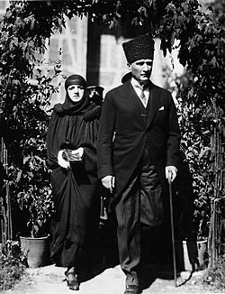 militerenstitu's tweet photo. Atatürk sizin sandığınız gibi İzmir solcusu değildir. 

Kardeşi çarşafla meclise giren, yaşadığı tek evliliğin ortağı yine kapalı bir hanımefendi idi. 

Meclis açılışından önce Hacı Bayram Veli Cami’de namazını eda etmiş ve imamlar eşliğinde I. Meclis’e hareket etmiştir. 

Ha unutmadan ekleyim, manevi babası da Amasya imamıdır.
