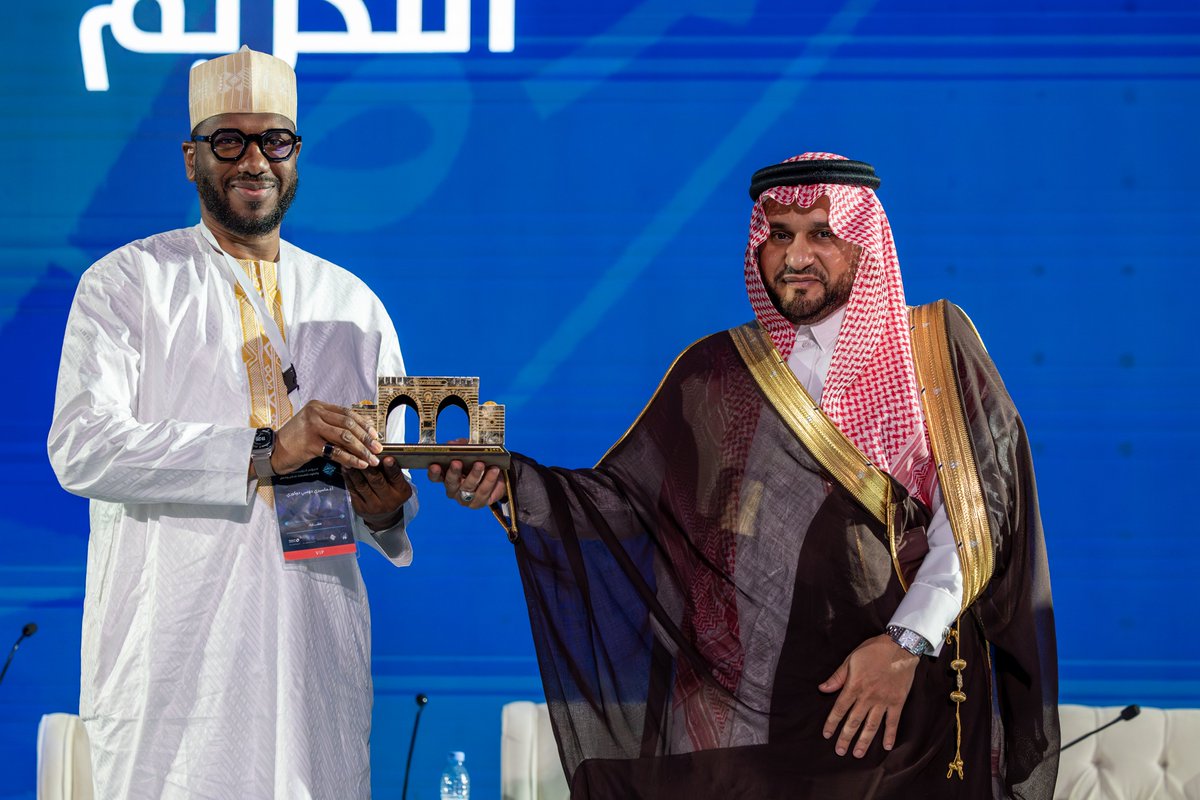 iu_edu's tweet photo. وفي ختام الجلسة كرّم سعادة أ.د. علي بن موسى الزهراني، المشاركين في الجلسة.
#الجامعة_الإسلامية
#اللغة_العربية_والعلوم_التطبيقية https://t.co/VLKWK6O4RA