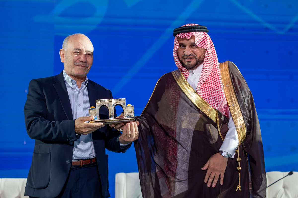 iu_edu's tweet photo. وفي ختام الجلسة كرّم سعادة أ.د. علي بن موسى الزهراني، المشاركين في الجلسة.
#الجامعة_الإسلامية
#اللغة_العربية_والعلوم_التطبيقية https://t.co/VLKWK6O4RA