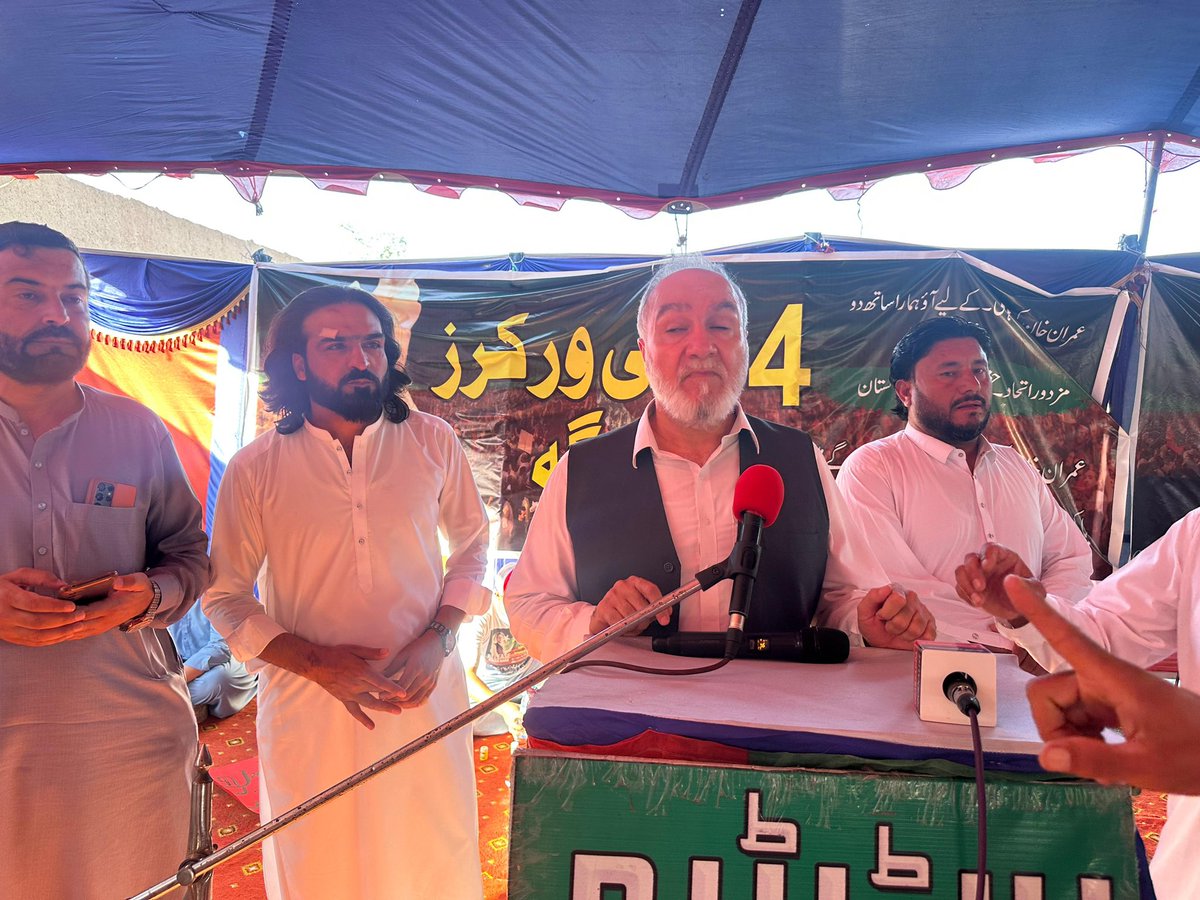IKTodayPk's tweet photo. احمد خان نیازی پشاور جمرود میں منعقد جرگہ میں پہنچ گئے کارکنوں کی بڑی تعداد بھی موجود ۔ https://t.co/Rfh0RX3giN