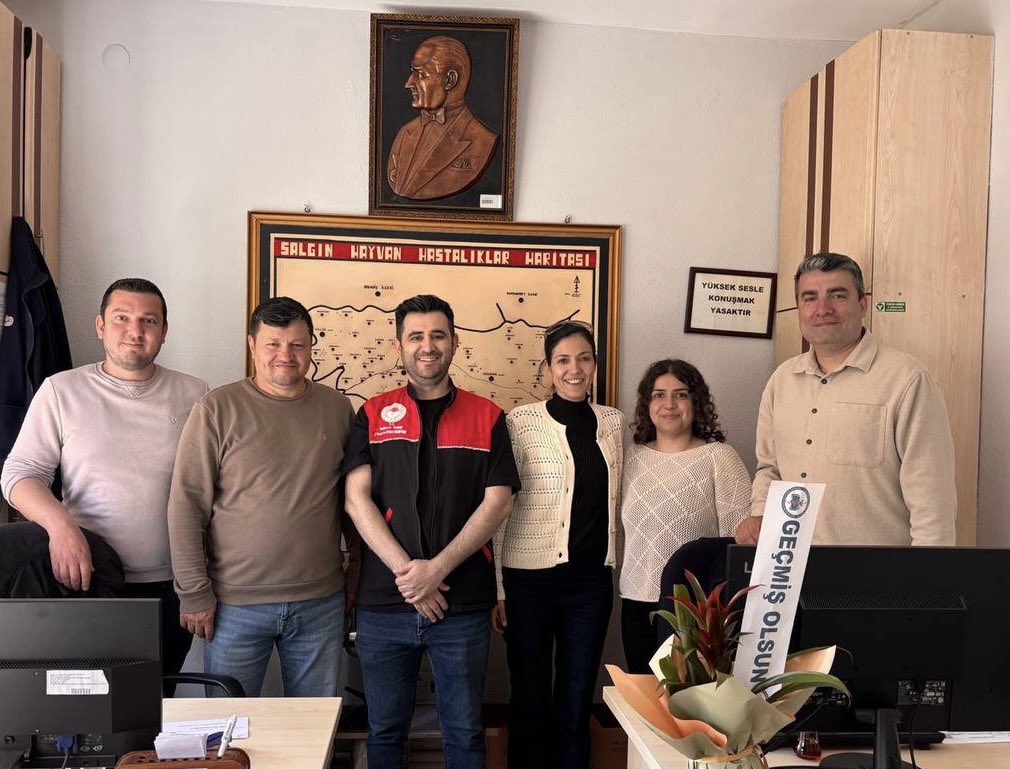 VetHekimSen's tweet photo. 📍Balıkesir

Brusella tanısı konulan ve bir hafta hastanede yatarak tedavi alan  Karesi İlçe Tarım ve Orman Müdürlüğünde görevli meslektaşımız ile ayakta tedavi süreçleri devam eden Sındırgı İlçe Tarım ve Orman Müdürlüğündeki meslektaşlarımıza; Balıkesir İl Temsilcimiz Nevriye Korkut ve yardımcısı Fuat Eken tarafından geçmiş olsun ziyareti yapıldı.

Brusella; mesleğimiz gereği sahada uyguladığımız canlı aşılar ve enfekte hayvanlarla temas sonucu sıkça karşılaştığımız bir meslek hastalığı. Ne yazık ki bu hastalığa yakalanan meslektaşlarımızın sayısı her geçen gün artmakta. Uzun ve ağır antibiyotik tedavisi gerektiren bu süreç de bizleri fiziksel ve mesleki açıdan yıpratmakta.

Daha önce Tarım ve Orman Bakanlığına ilettiğimiz, periyodik ve ücretsiz sağlık taramaları (kan testleri) yapılması talebimizin ne kadar yerinde olduğu bir kez daha ortaya çıkmıştır.

Hastalığı geçiren tüm meslektaşlarımıza geçmiş olsun dileklerimizi iletiyor; veteriner hekimler, veteriner sağlık teknikerleri ve teknisyenleri için sağlıklı ve güvenli çalışma koşullarının sağlanması yönündeki mücadelemizi kararlılıkla sürdüreceğimizi bir kez daha vurguluyoruz.

#VeterinerHekimSendeyiz
#VeterinerHekimSenYıpranırsın 

@tcbestepe @TCTarim @cbsbb @RTErdogan @ibrahimyumakli @isikhanvedat
@saglikbakanligi @AhmetGumen @drmemisoglu @HMBakanligi @memetsimsek
@csgbakanligi