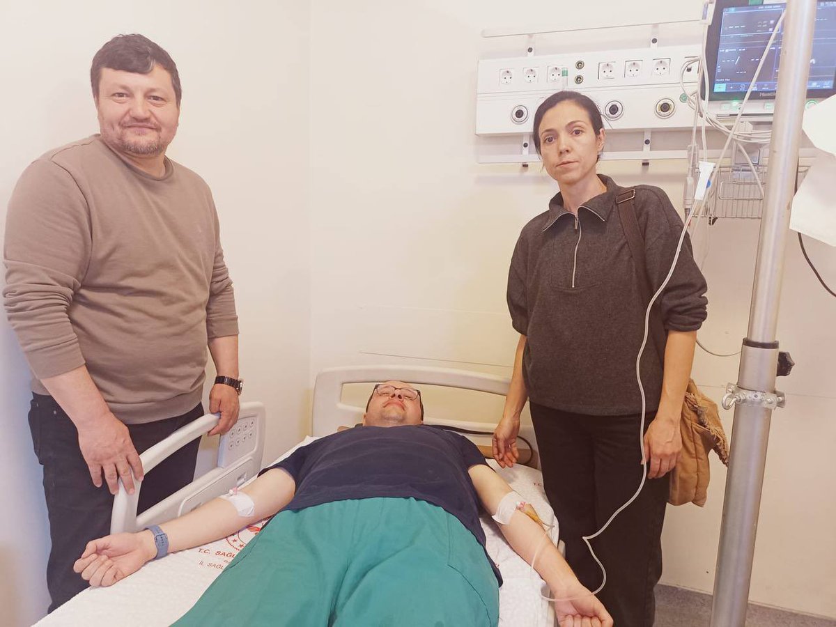 VetHekimSen's tweet photo. 📍Balıkesir

Brusella tanısı konulan ve bir hafta hastanede yatarak tedavi alan  Karesi İlçe Tarım ve Orman Müdürlüğünde görevli meslektaşımız ile ayakta tedavi süreçleri devam eden Sındırgı İlçe Tarım ve Orman Müdürlüğündeki meslektaşlarımıza; Balıkesir İl Temsilcimiz Nevriye Korkut ve yardımcısı Fuat Eken tarafından geçmiş olsun ziyareti yapıldı.

Brusella; mesleğimiz gereği sahada uyguladığımız canlı aşılar ve enfekte hayvanlarla temas sonucu sıkça karşılaştığımız bir meslek hastalığı. Ne yazık ki bu hastalığa yakalanan meslektaşlarımızın sayısı her geçen gün artmakta. Uzun ve ağır antibiyotik tedavisi gerektiren bu süreç de bizleri fiziksel ve mesleki açıdan yıpratmakta.

Daha önce Tarım ve Orman Bakanlığına ilettiğimiz, periyodik ve ücretsiz sağlık taramaları (kan testleri) yapılması talebimizin ne kadar yerinde olduğu bir kez daha ortaya çıkmıştır.

Hastalığı geçiren tüm meslektaşlarımıza geçmiş olsun dileklerimizi iletiyor; veteriner hekimler, veteriner sağlık teknikerleri ve teknisyenleri için sağlıklı ve güvenli çalışma koşullarının sağlanması yönündeki mücadelemizi kararlılıkla sürdüreceğimizi bir kez daha vurguluyoruz.

#VeterinerHekimSendeyiz
#VeterinerHekimSenYıpranırsın 

@tcbestepe @TCTarim @cbsbb @RTErdogan @ibrahimyumakli @isikhanvedat
@saglikbakanligi @AhmetGumen @drmemisoglu @HMBakanligi @memetsimsek
@csgbakanligi