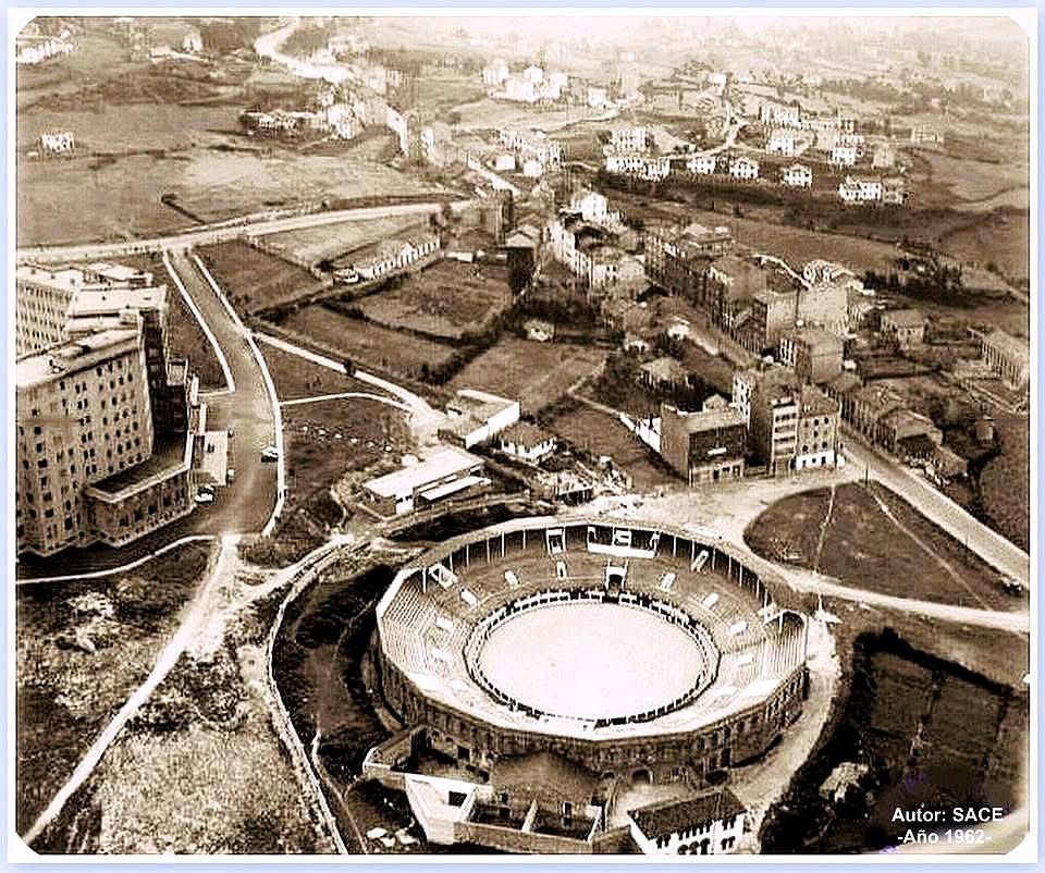 oviedodeayer's tweet photo. 📸 Año 1962.

🛩️ Foto aérea de la Plaza de Toros, antiguo Hospital General…

🗂️ SACE. Sistemas Aéreos Comercial  Españoles. https://t.co/Pfy74KURpb