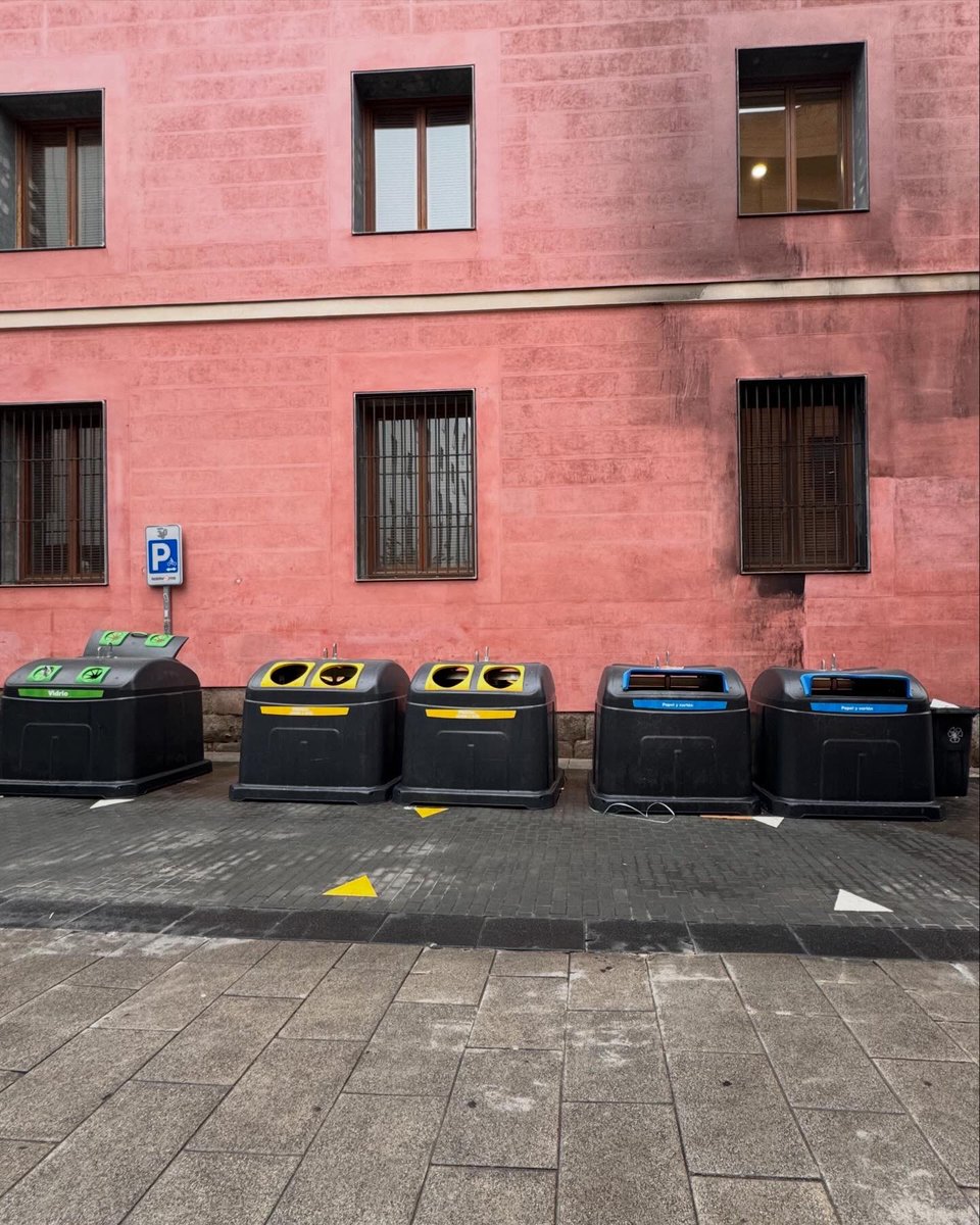 JDonaireH's tweet photo. 📍2024. 2025. 2026. 3 años. 3 fotos. El mismo abandono

‼️Los cubos siguen junto al Museo de Historia de Madrid

🗣️@AlmeidaPP_ dijo que la seguridad estaba garantizada

➡️ La realidad dice otra cosa

✅ Retiren los cubos
✅ Reparen la fachada
✅ Protejan el Museo https://t.co/ZMnpVojhoW