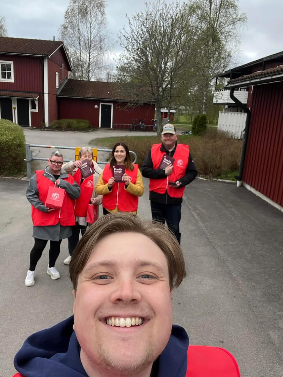 skonnbink_sofia's tweet photo. När Ulf Kristersson sitter nöjt tillbakalutad och äter glass, är vi ute och möter verkligheten.

Vi träffar människor som har blivit utförsäkrade.
Som arbetar i stökiga och överfulla klassrum.
Som väntar på vård och inte förstår hur skattesänkningar kan gå före välfärden. https://t.co/4nrNQVL1Hl