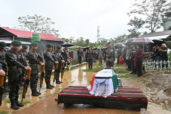 Daljeet_Maj's tweet image. Lt Gen VMB Krishnan, #ArmyCdrEC &amp;amp; All Ranks express deepest condolences on the sad demise of Havildar John Famhoite of the #AssamRifles, while serving in #Guwahati, #Assam. #IndianArmy stands firmly with the bereaved family.