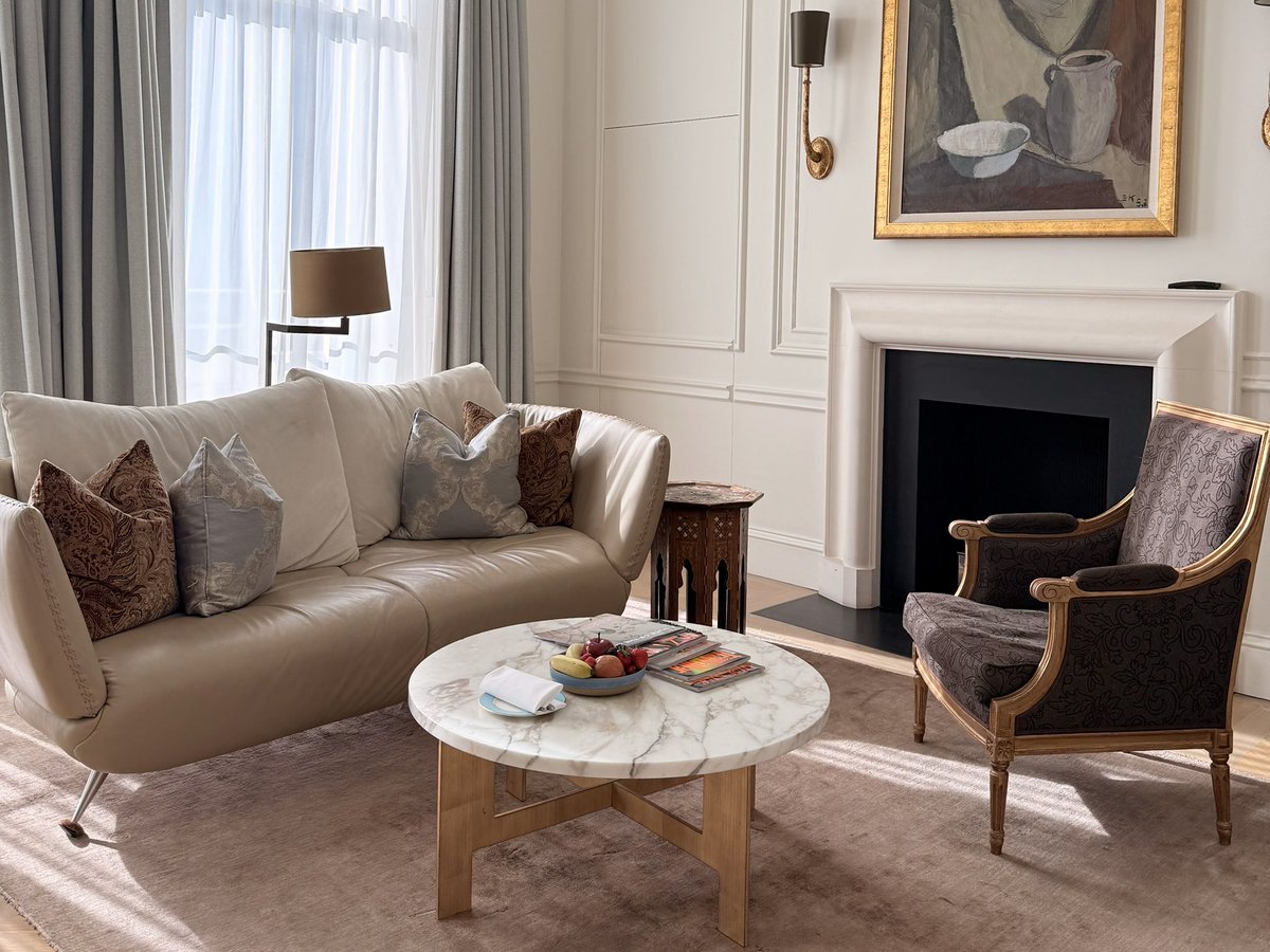 rebeccaluvsthis's tweet image. New hotel review for @Arbuturian - featuring the seriously stylish Knightsbridge Suite at The Kensington Hotel @DoyleCollection arbuturian.com/travel/hotels/… #LuxuryTravel #LuxuryLifestyle #LuxuryInteriors #travel #London #Hotel