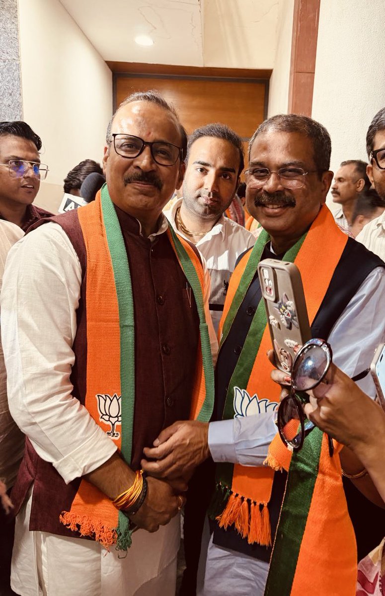RaviTripati_BJP's tweet photo. बंगाल विधानसभा चुनाव में जीत के बाद आज केंद्रीय बीजेपी दफ़्तर में केंद्रीय शिक्षा मंत्री माननीय @dpradhanbjp जी से मुलाक़ात हुई….

#BJPBengal https://t.co/as34RkSeDp