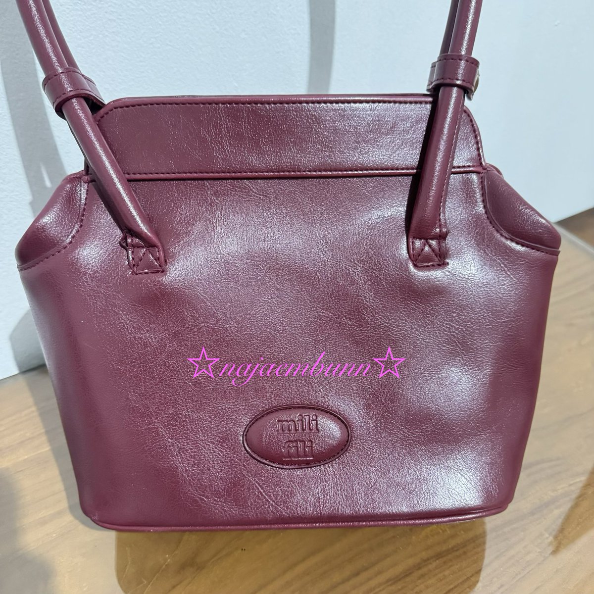—— wts // want to sell (preloved)

⌗ mili fili emily in oxblood shoulder bag (exc. dust bag &amp; box)

⤷ 💸 400k 
⤷ splitpay only, tinggal co packing &amp; adm
⤷ dm for more details!

tags. wts wtb tas leather mili fili